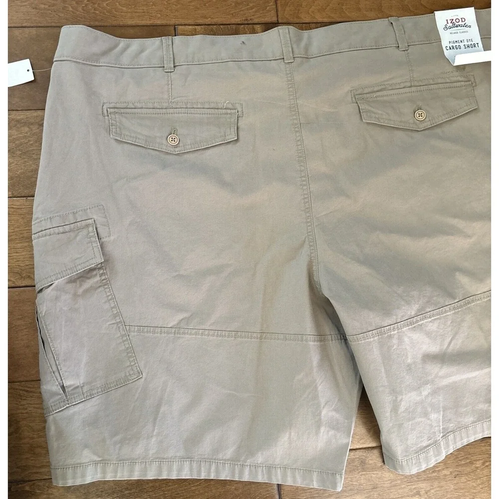 IZOD Saltwater Men Shorts Cargo Relaxed Classic Fit 52W Cedarwood Khaki 10.5 in